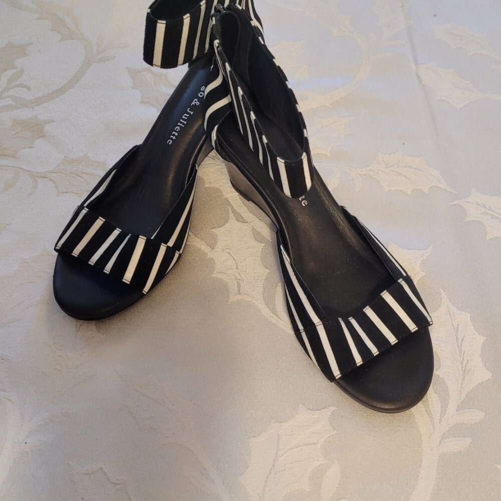 🎉NWT🎉 Django & Juliette Black/White Leather Sandals - Picture 2 of 8